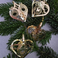 guldhjerter-forskellige-mønstre-metal-Jette-Frølich-gammel-julepynt